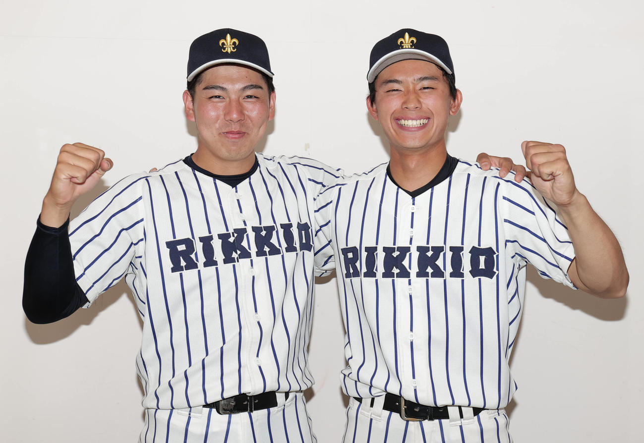 早大対立大　勝利し笑顔でガッツポーズの立大・芳野連（左）と鈴木唯（撮影・野上伸悟）