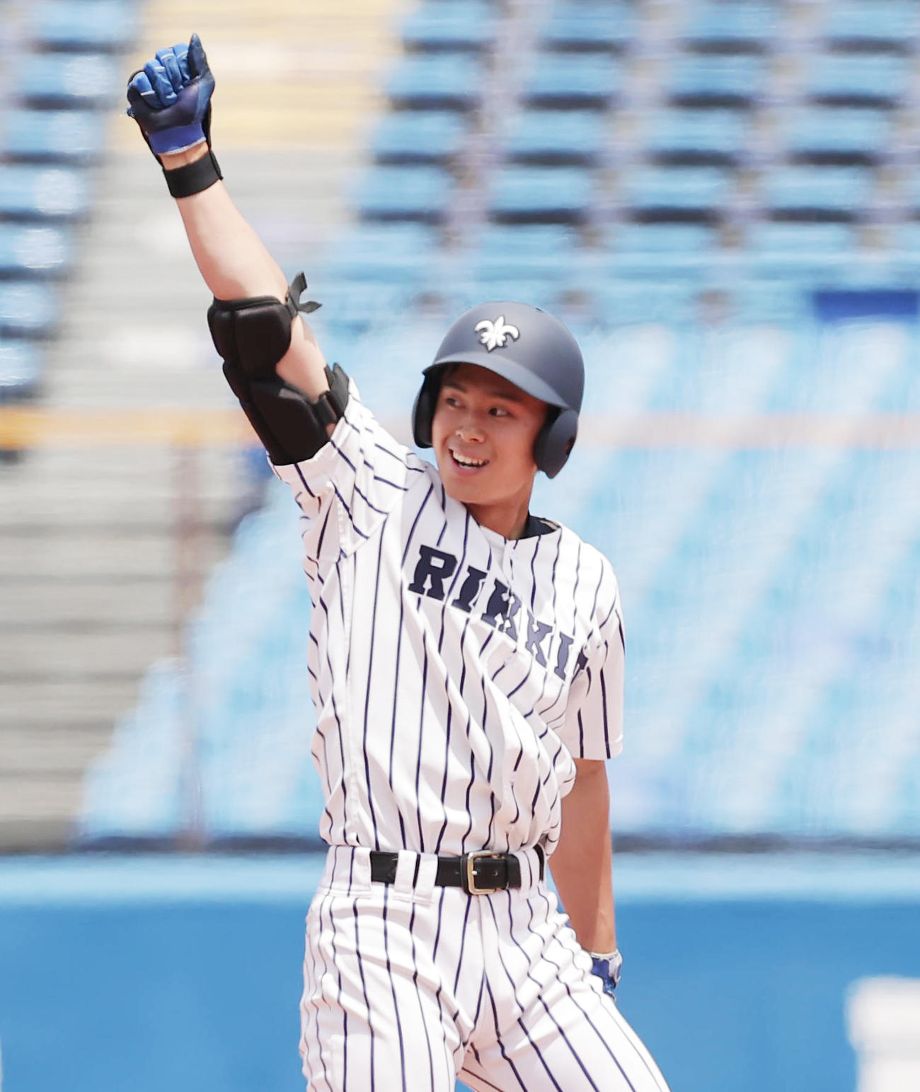 早大対立大　7回裏立大2死満塁、走者一掃中越え適時二塁打を放ち喜ぶ鈴木唯（撮影・野上伸悟）