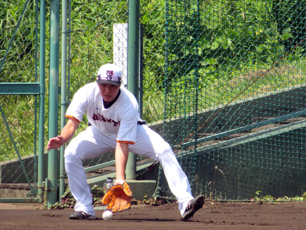 ジャイアンツ球場でノックを受ける巨人坂本（撮影・三須一紀）