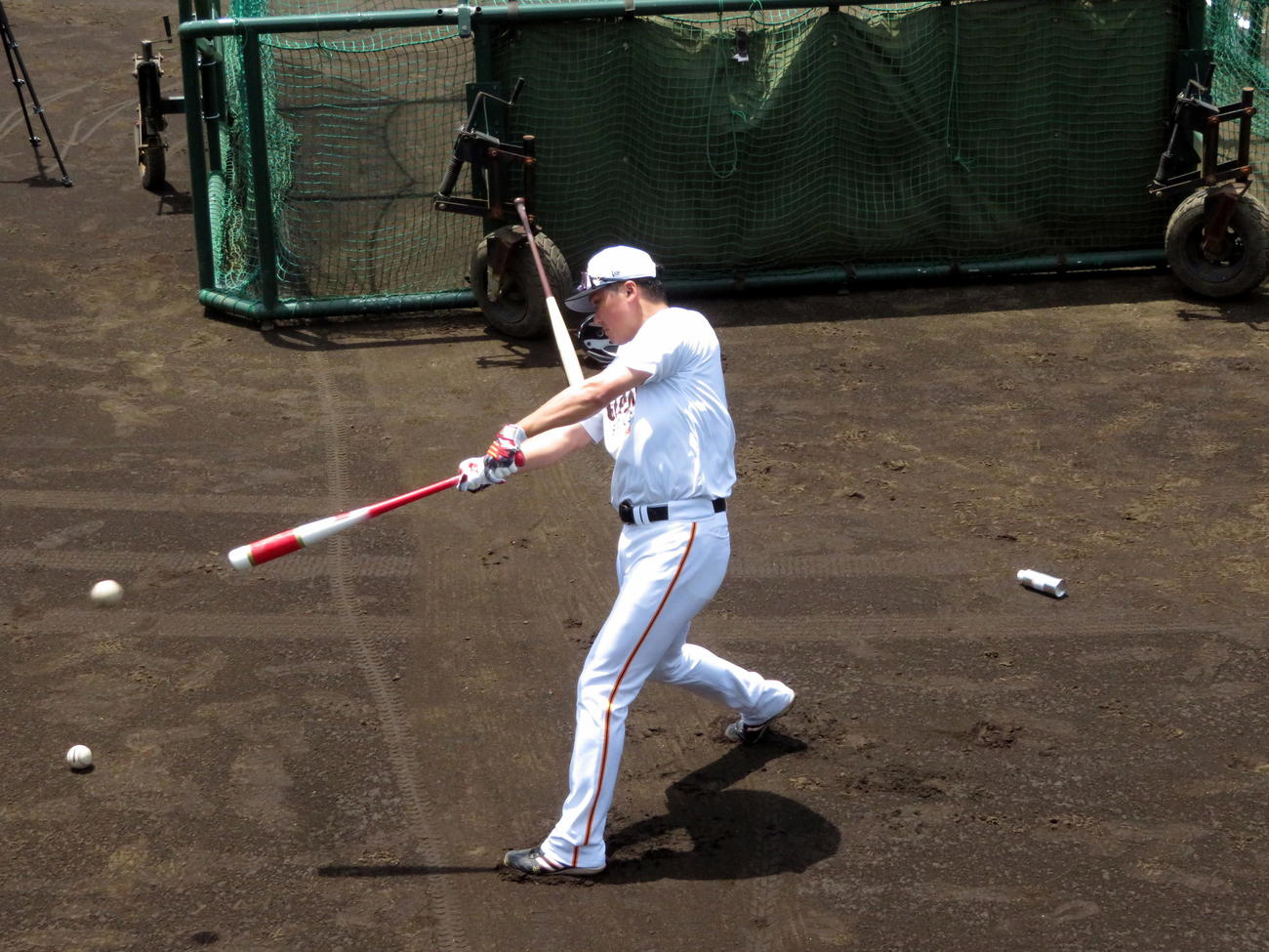 ジャイアンツ球場でティー打撃を行う巨人坂本（撮影・三須一紀）