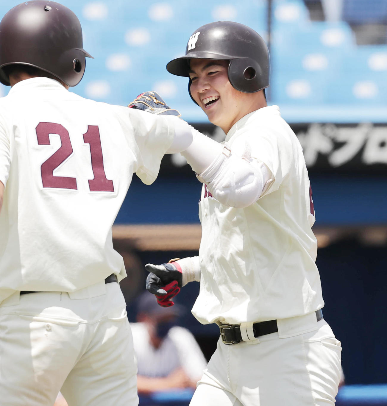 早大対立大　7回表早大1死一塁、左越え2点本塁打を放ち喜ぶ栗田（撮影・野上伸悟）