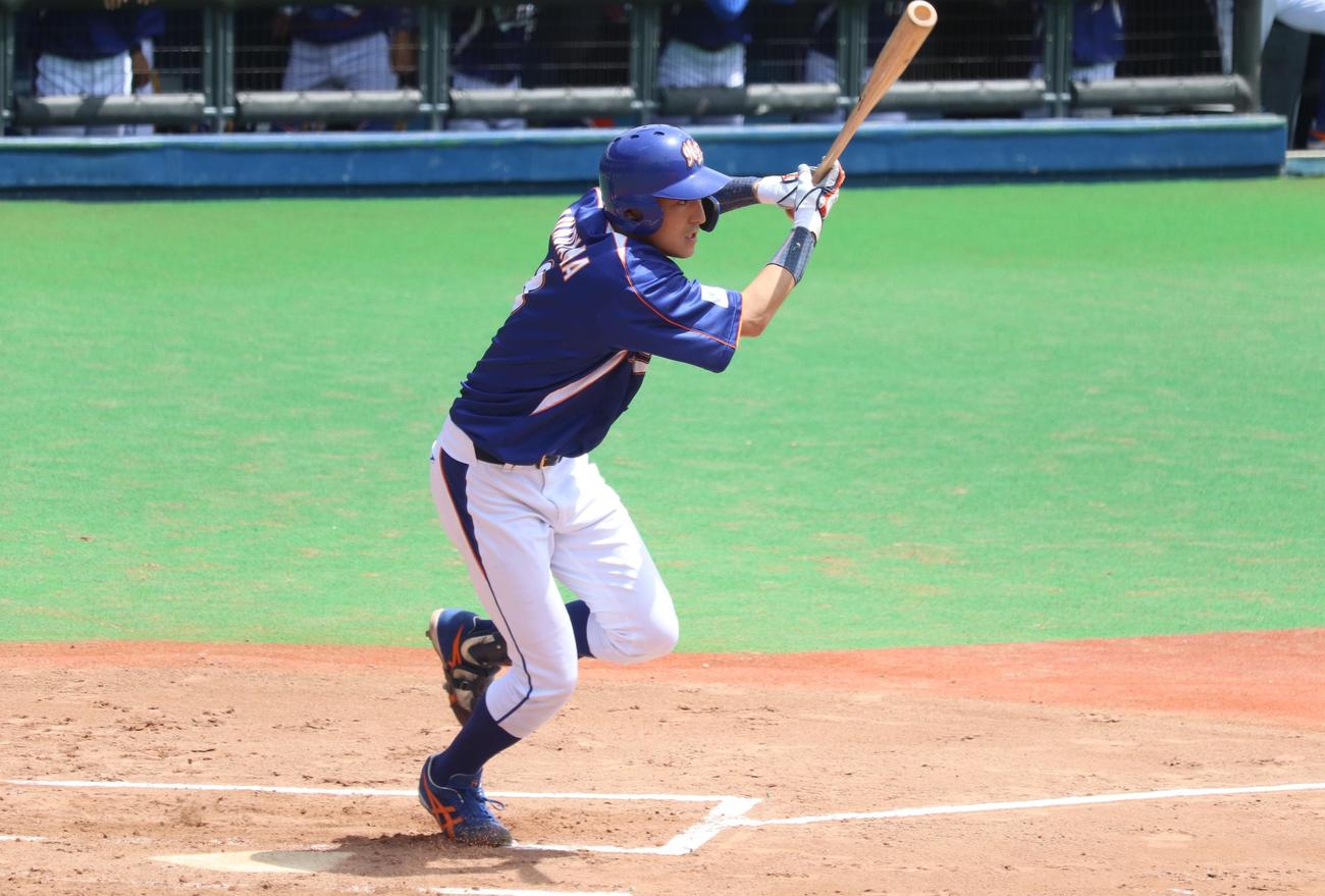 第2代表決定トーナメント3回戦　NTT東日本対JR東日本　1回表NTT東日本2死二塁、先制の中前適時打を放つ向山基生外野手（撮影・阿部泰斉）