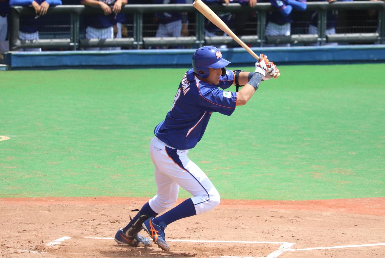 第2代表決定トーナメント3回戦　NTT東日本対JR東日本　1回表NTT東日本2死二塁、先制の中前適時打を放つ向山基生外野手（撮影・阿部泰斉）