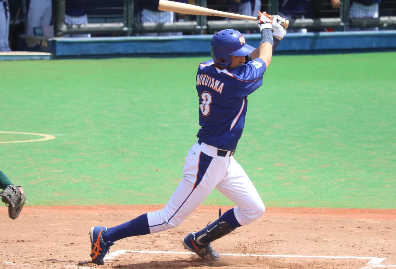 第2代表決定トーナメント3回戦　NTT東日本対JR東日本　1回表NTT東日本2死二塁、先制の中前適時打を放つ向山基生外野手（撮影・阿部泰斉）