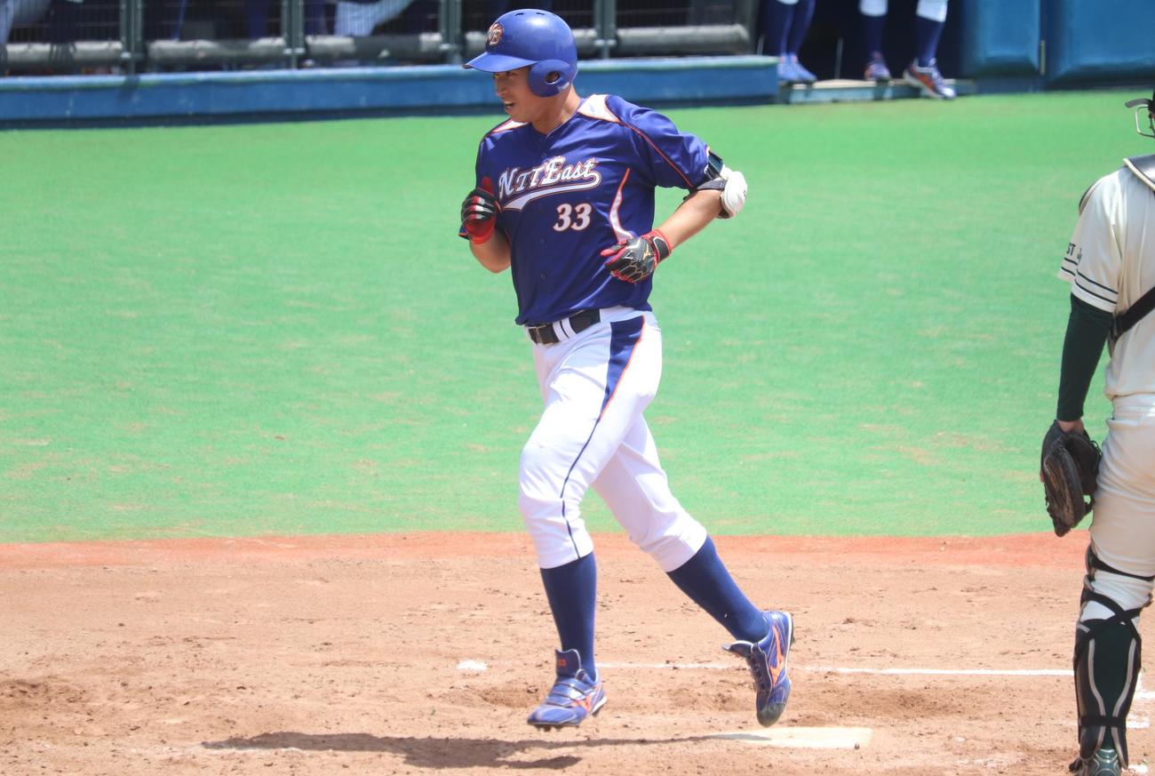 第2代表決定トーナメント3回戦　NTT東日本対JR東日本2回表NTT東日本無死、左中間へ本塁打を放った長沢壮徒外野手（撮影・阿部泰斉）