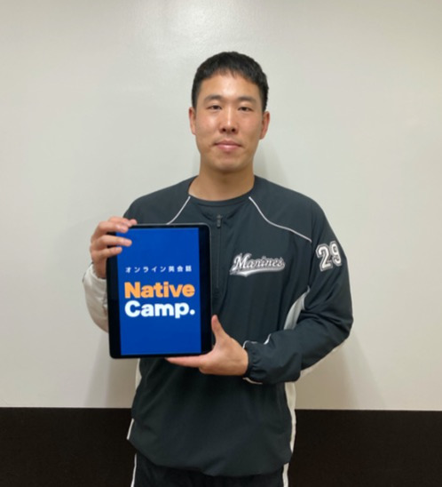 ロッテは今季も「ネイティブキャンプ」を選手らが受講。写真はタブレットを手にする西野（球団提供）