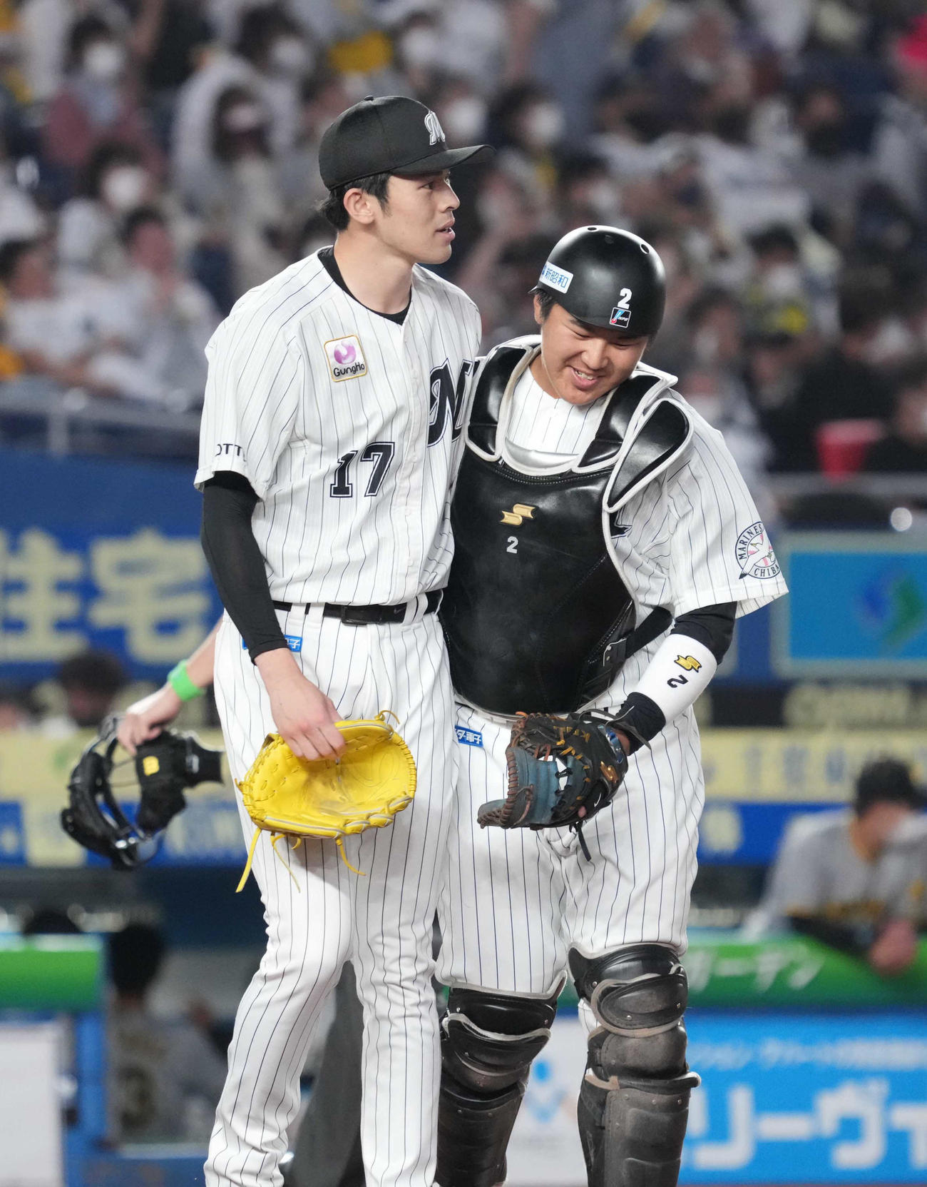ロッテ対阪神　4回表阪神の走塁ミスでこの回を無失点でしのぎ笑顔を見せる笑顔を見せるロッテ先発の佐々木朗（左）と松川（撮影・小沢裕）