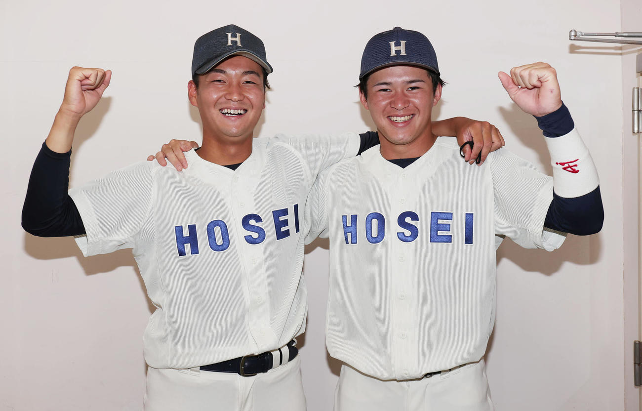 東大対法大　決勝進出を決め笑顔でガッツポーズの法大・安達（左）と武川（撮影・野上伸悟）