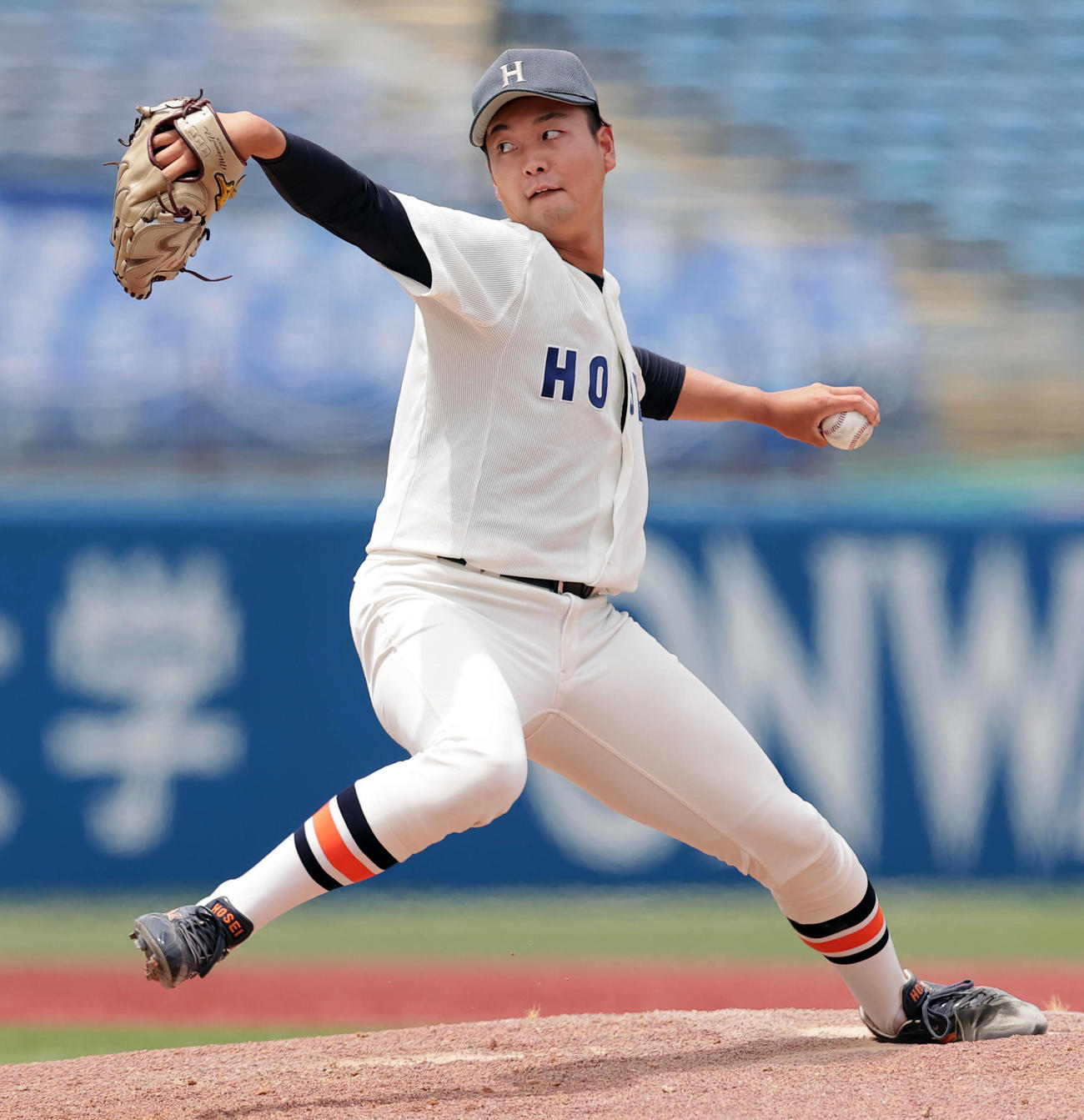 東大対法大　力投する法大・安達（撮影・野上伸悟）