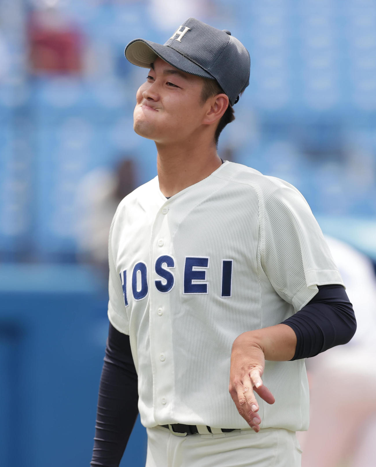 東大対法大　3回表を杏下終え、笑顔でベンチに戻る法大・安達（撮影・野上伸悟）