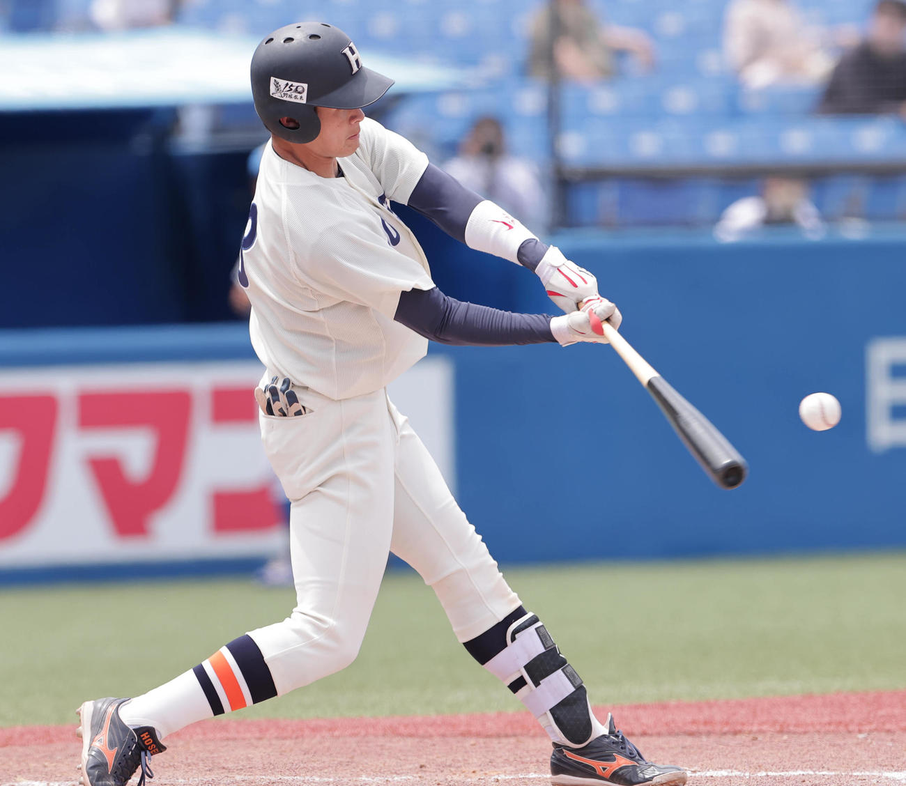 東大対法大　4回裏法大1死、左越え本塁打を放つ武川（撮影・野上伸悟）