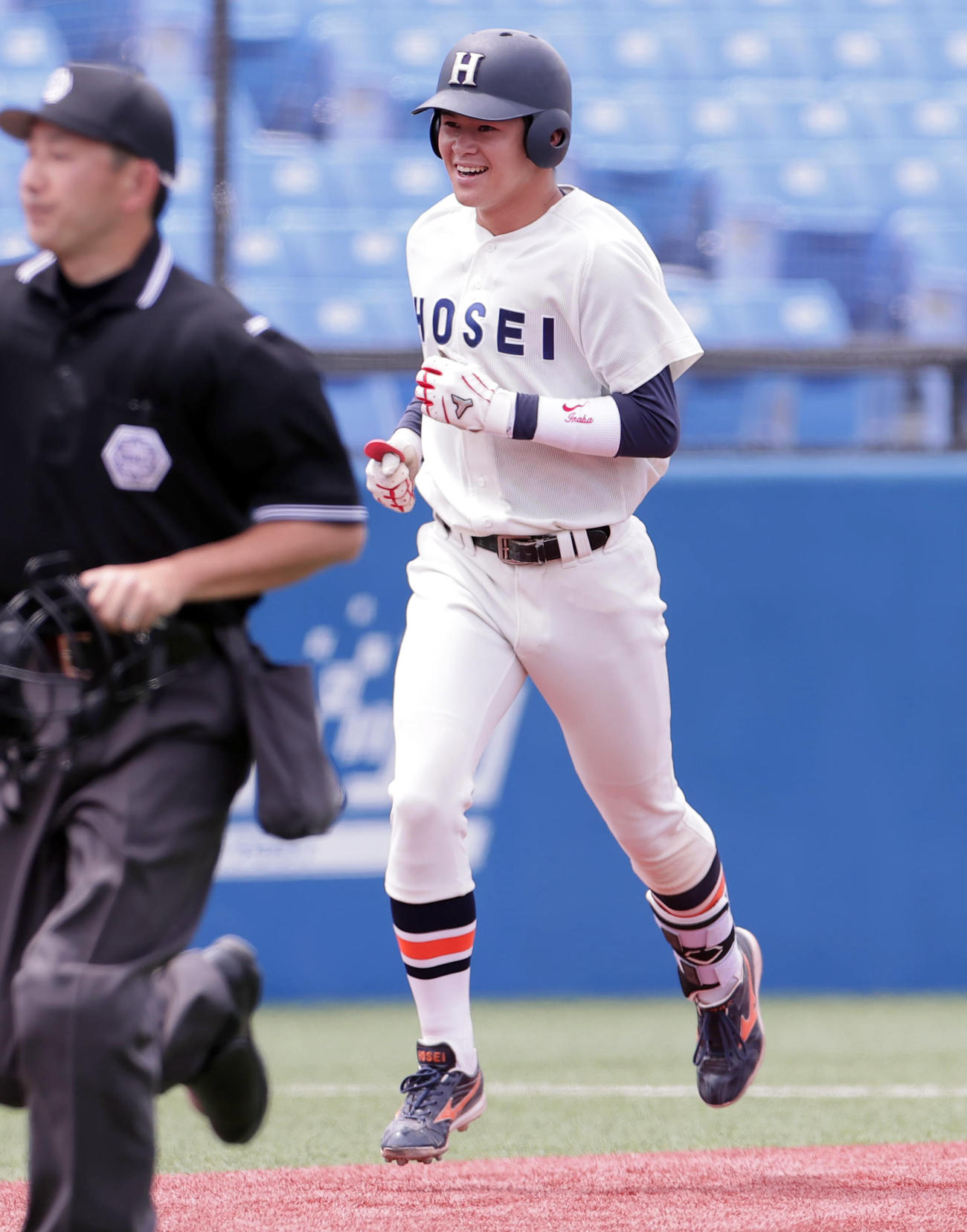 東大対法大　4回裏法大1死、左越え本塁打を放ち笑顔の武川（撮影・野上伸悟）