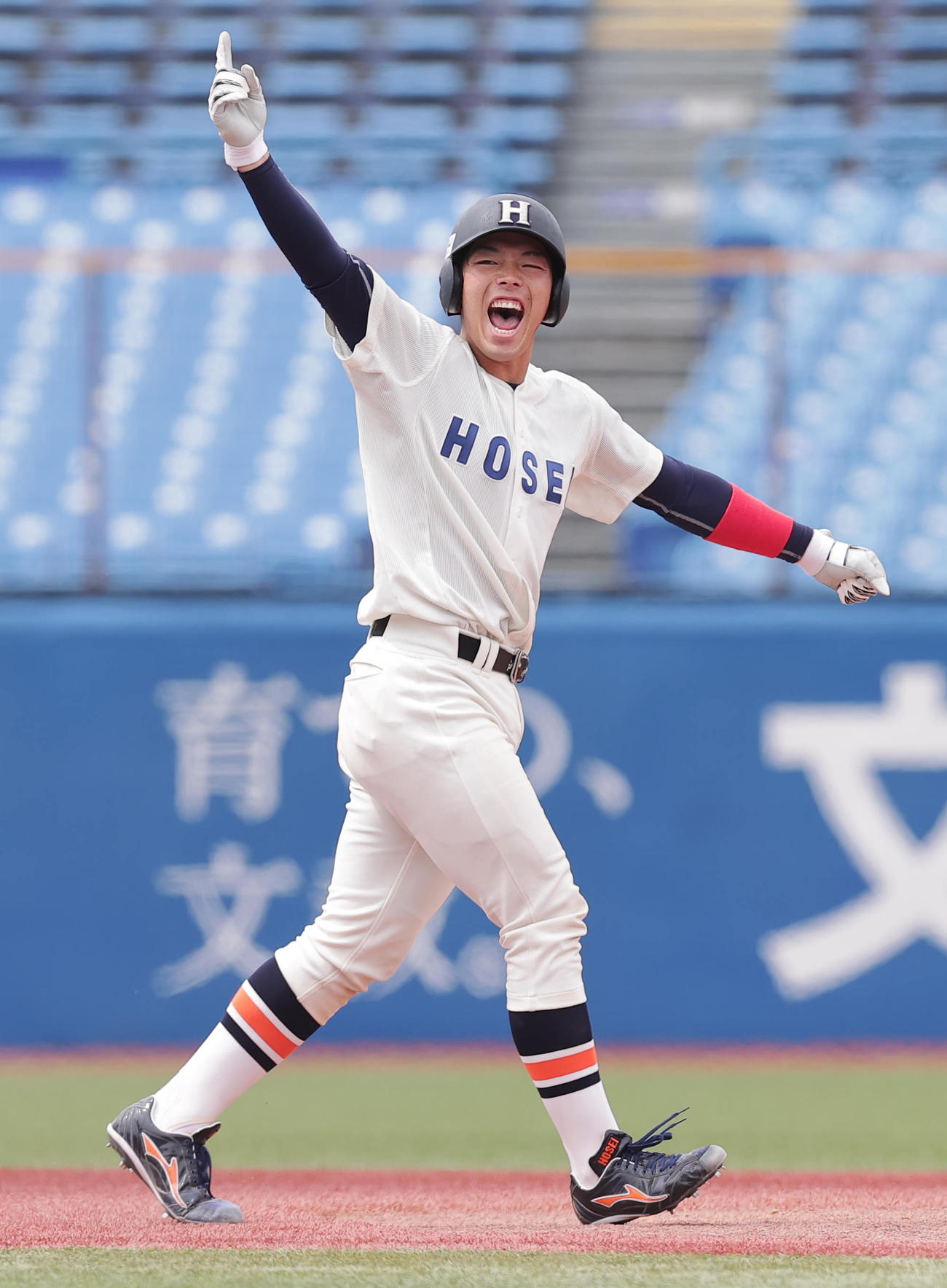 東大対法大　6回裏法大2死満塁、走者一掃中越え適時二塁打を放ち喜ぶ田所（撮影・野上伸悟）