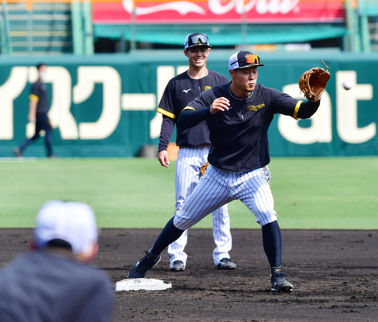 阪神対西武　遊撃練習を行う佐藤輝。奥は中野（撮影・前岡正明）