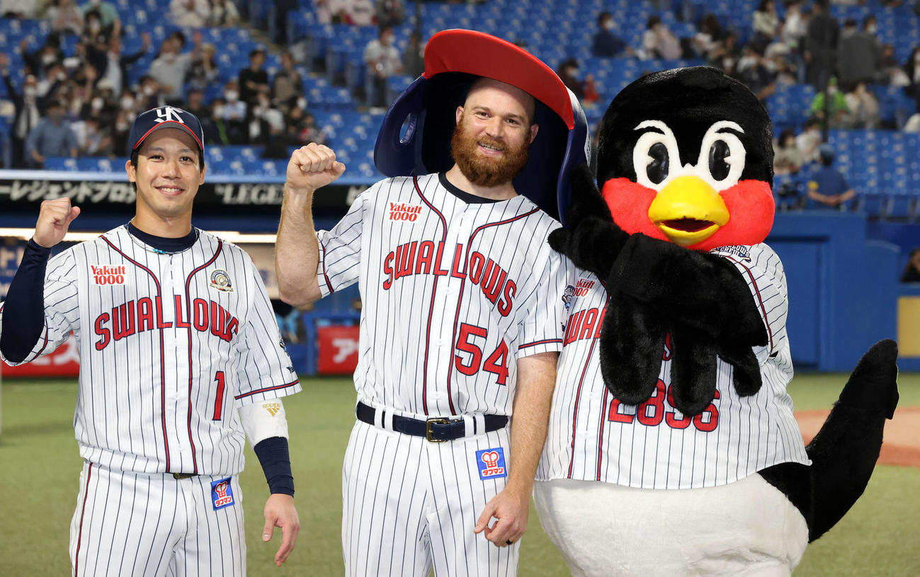 ヤクルト対ロッテ　勝利し、記念撮影でつば九郎から巨大ヘルメットをかぶせられるサイスニード（中央）。左は山田（撮影・浅見桂子）