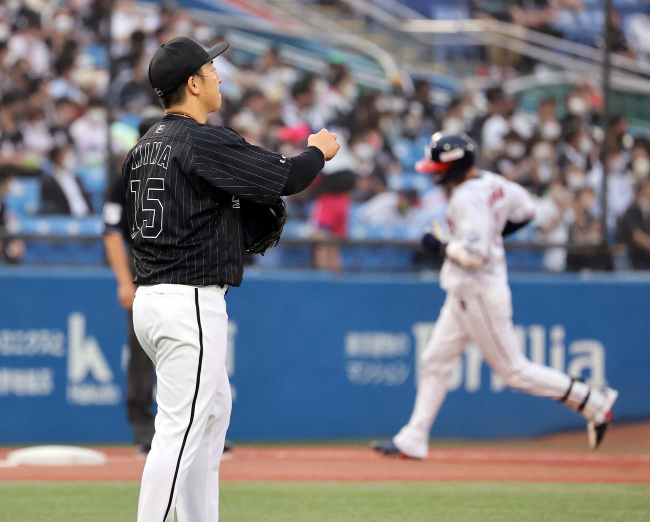 ヤクルト対ロッテ　1回裏ヤクルト2死、山田に左越えソロ本塁打を許し、打球方向を見る美馬（撮影・浅見桂子）
