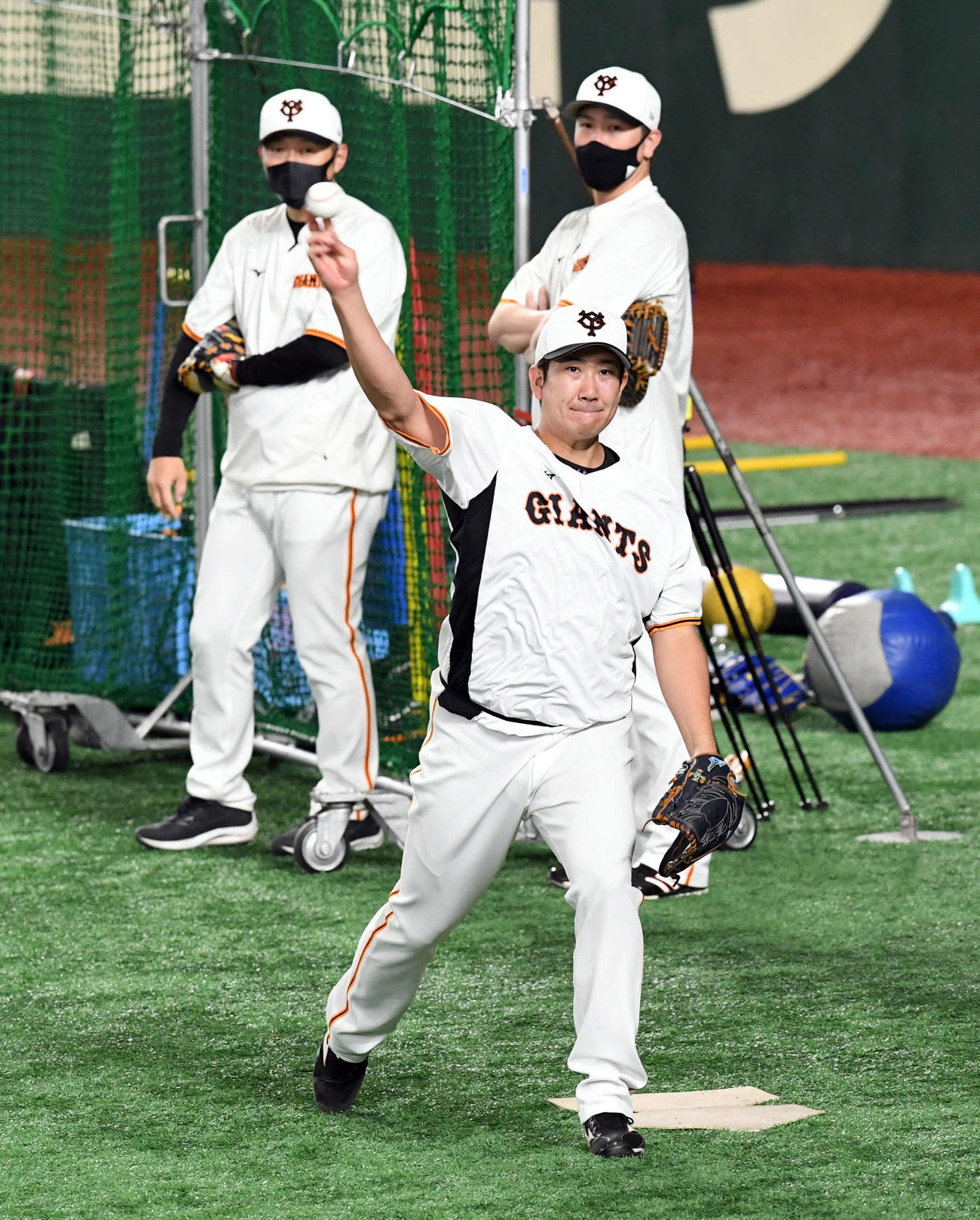巨人対ソフトバンク　外野でキャッチボールをする巨人菅野（撮影・たえ見朱実）