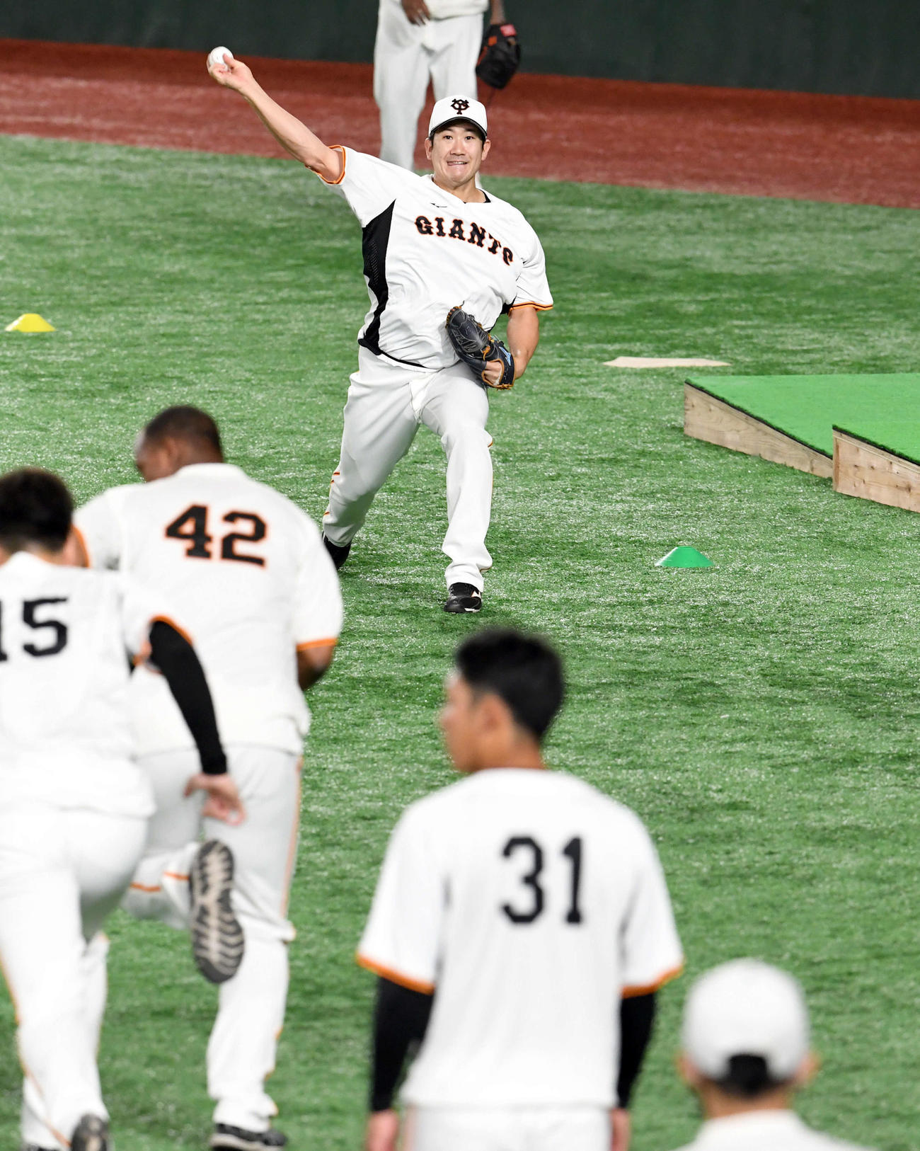 巨人対ソフトバンク　外野でキャッチボールをする巨人菅野（撮影・たえ見朱実）