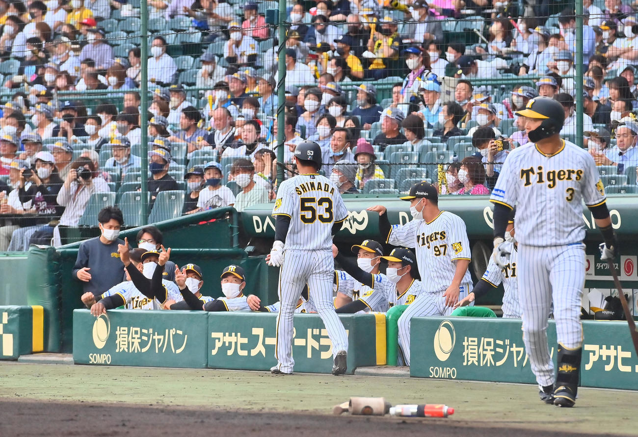 阪神対西武　1回裏阪神無死一、三塁、近本の遊ゴロで生還した島田を迎える阪神ナイン（撮影・和賀正仁）
