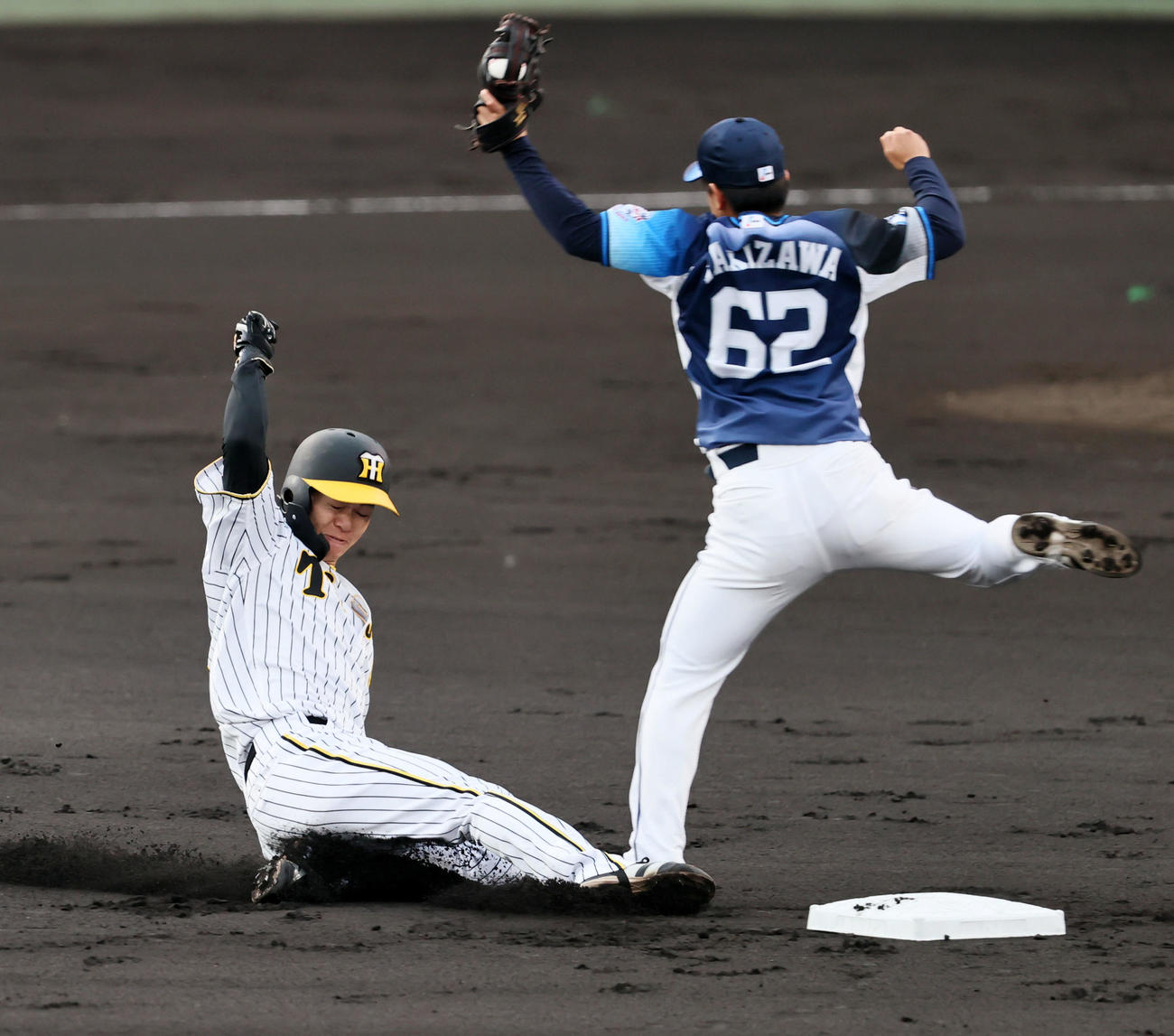 阪神対西武　1回裏阪神無死一、三塁、一塁走者中夢は打者近本のとき二塁盗塁を決める。野手は滝沢（撮影・加藤哉）
