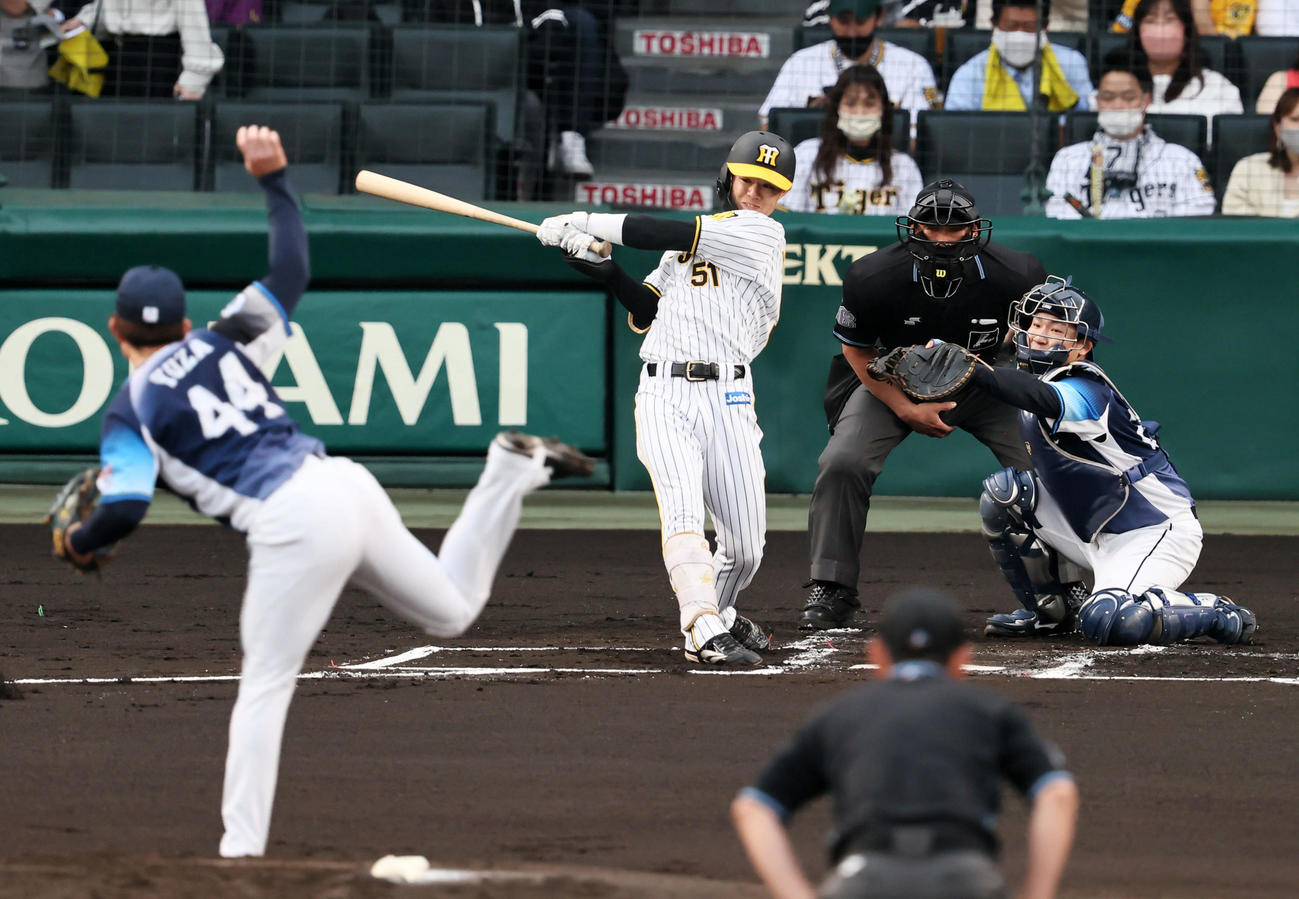 阪神対西武　1回裏阪神無死一塁、中野は右前打を放つ。投手は与座（撮影・加藤哉）