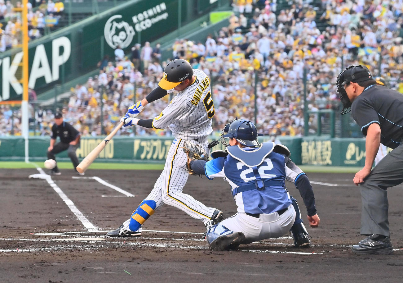阪神対西武　1回裏阪神無死一、三塁、遊ゴロを放ち先制点を挙げる近本（撮影・和賀正仁）