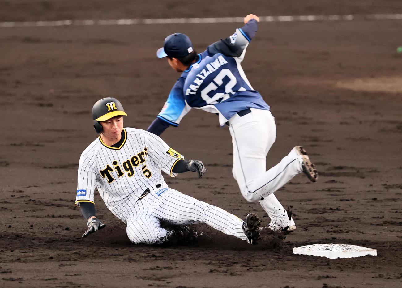 阪神対西武　3回裏阪神1死一、三塁、一塁走者近本は打者佐藤輝のとき二塁盗塁を決める。野手は滝沢（撮影・加藤哉）