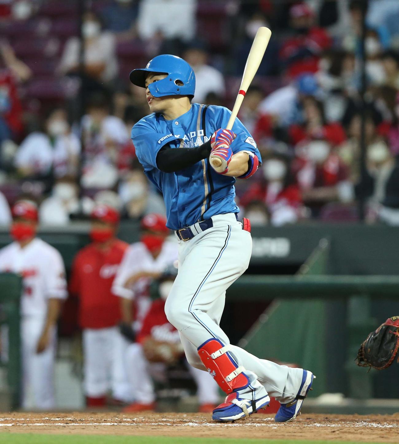 広島対日本ハム　5回表日本ハム2死二塁、左前打を放つ野村（撮影・黒川智章）