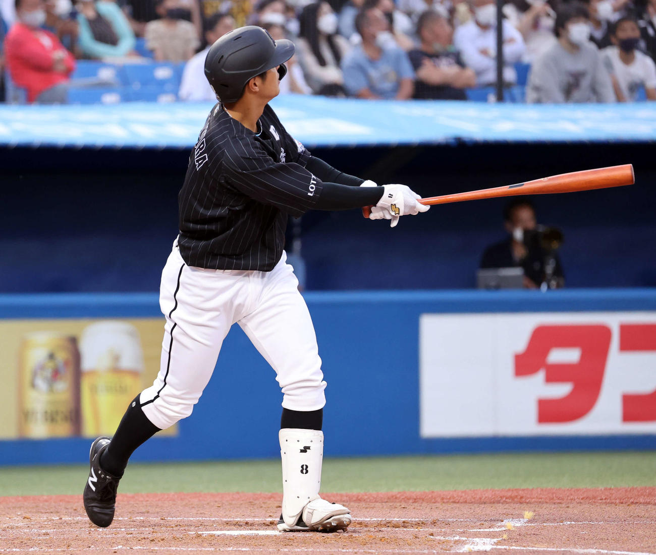 ヤクルト対ロッテ　2回表ロッテ無死、中村奨は左越えソロ本塁打を放つ（撮影・浅見桂子）