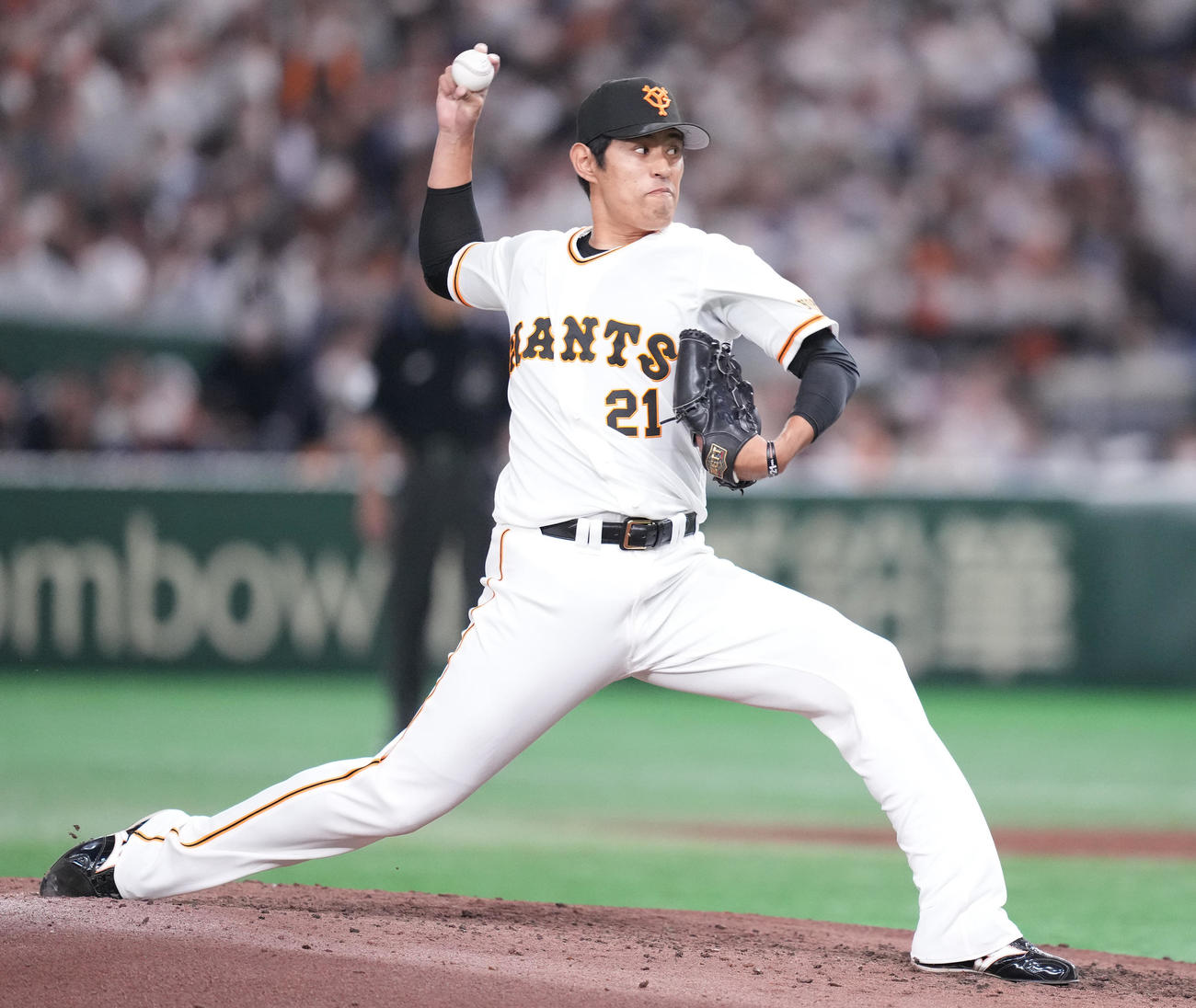 巨人対ソフトバンク　5回表途中から2番手で登板した巨人井納（撮影・鈴木みどり）