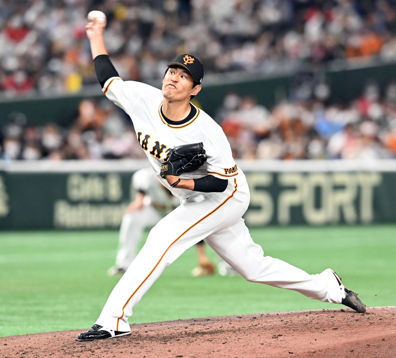 巨人対ソフトバンク　5回途中からマウンドに上がった巨人井納（撮影・たえ見朱実）