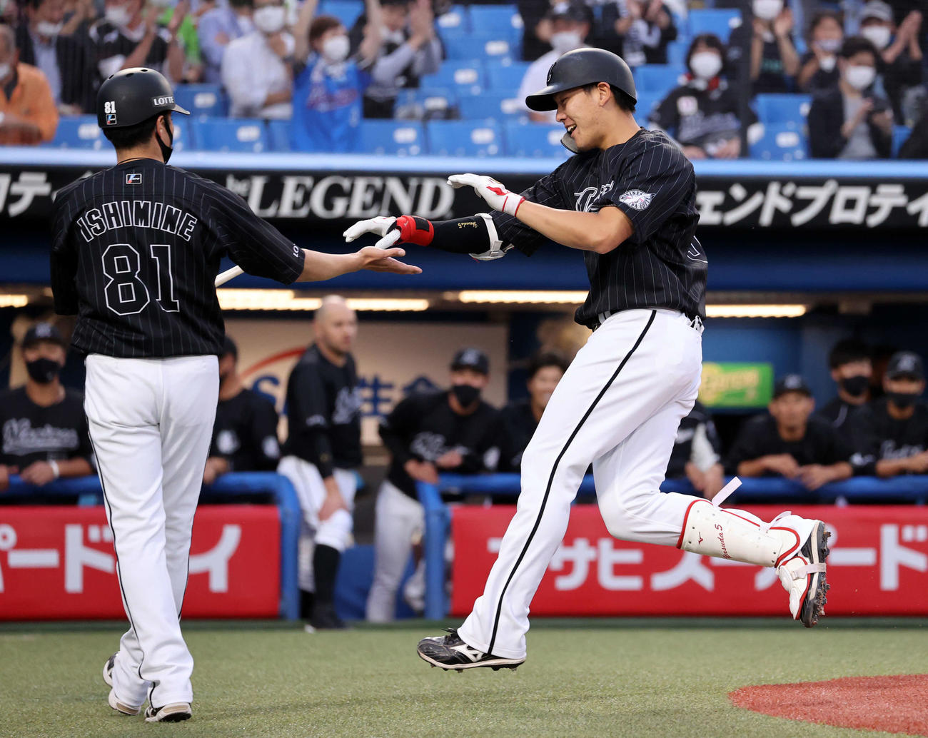 ヤクルト対ロッテ　2回表ロッテ1死、安田は左越えソロ本塁打を放ち笑顔で生還する（撮影・浅見桂子）