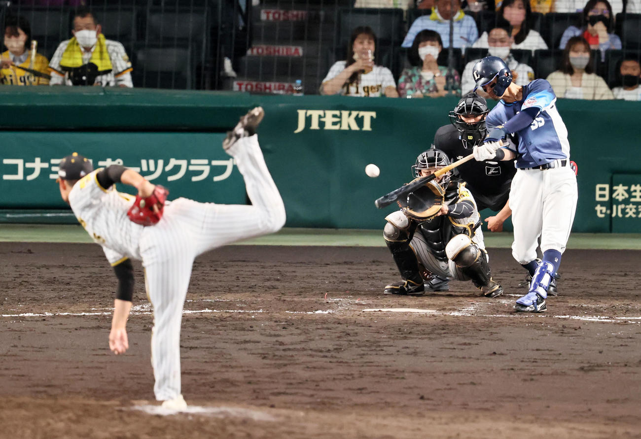 阪神対西武　5回表西武2死、若林は右前打を放つ。投手は西純（撮影・加藤哉）