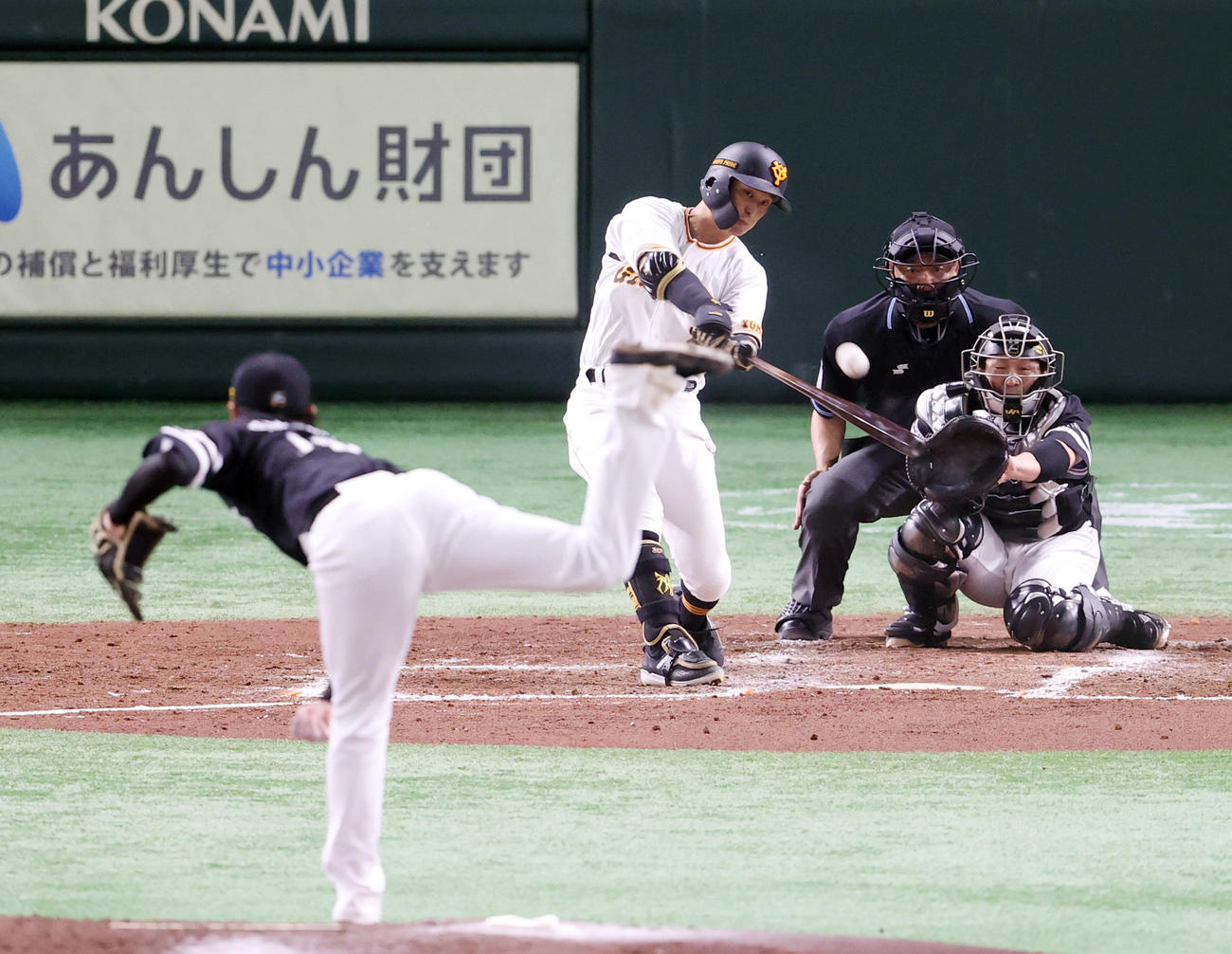 巨人対ソフトバンク　4回裏巨人1死、ソロ本塁打を放つ吉川。投手東浜（撮影・狩俣裕三）