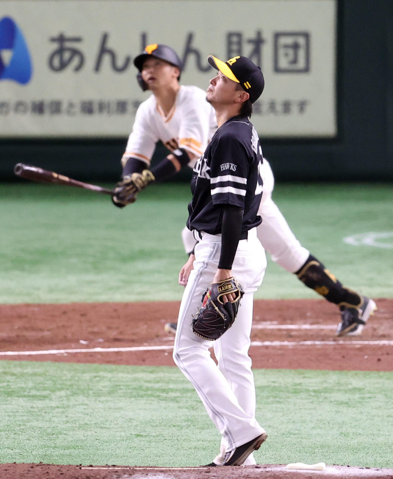巨人対ソフトバンク　4回裏巨人1死、吉川にソロ本塁打を浴びる東浜（撮影・狩俣裕三）
