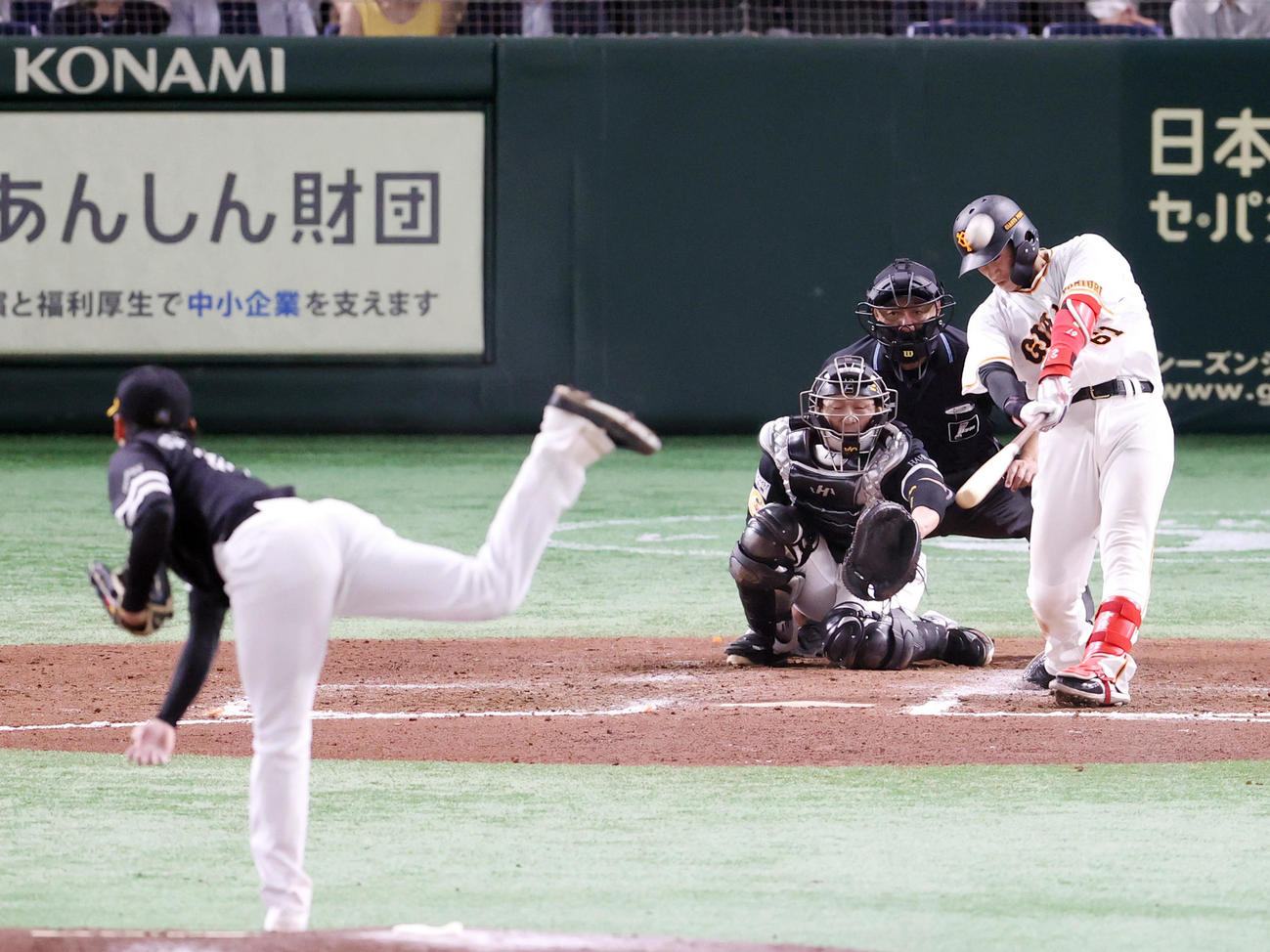 巨人対ソフトバンク　7回裏巨人無死、ソロ本塁打を放つ増田陸。投手東浜（撮影・狩俣裕三）