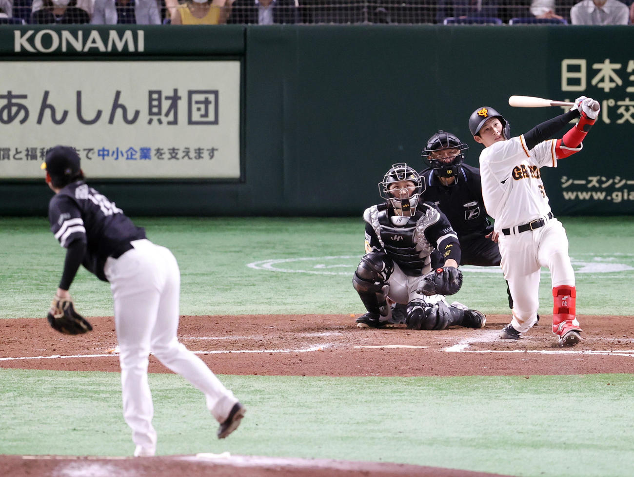 巨人対ソフトバンク　7回裏巨人無死、ソロ本塁打を放つ増田陸。投手東浜（撮影・狩俣裕三）