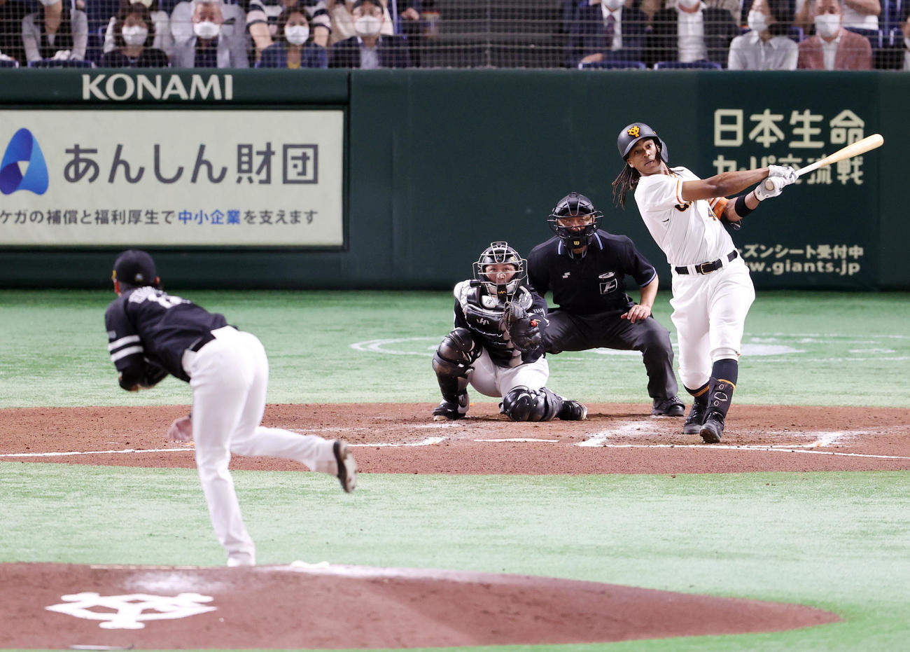 巨人対ソフトバンク　6回裏巨人1死、ソロ本塁打を放つウォーカー。投手東浜（撮影・狩俣裕三）