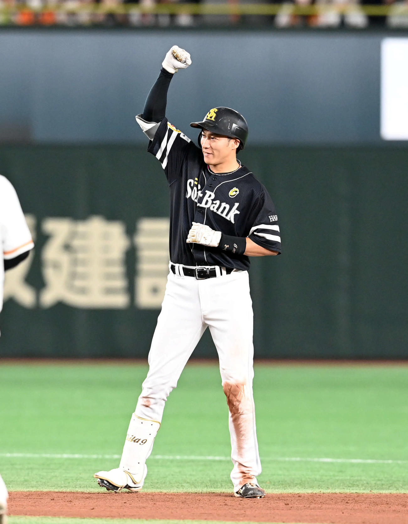 巨人対ソフトバンク　5回表ソフトバンク1死満塁、左前に走者一掃の適時二塁打を放ちポーズを決める柳田（撮影・たえ見朱実）
