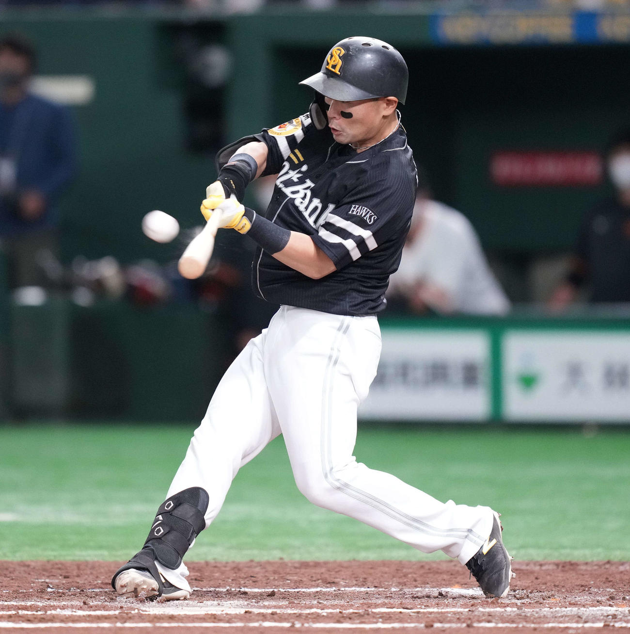巨人対ソフトバンク　4回表ソフトバンク1死一、二塁、先制の右翼へ適時二塁打を放つ中村晃（撮影・鈴木みどり）