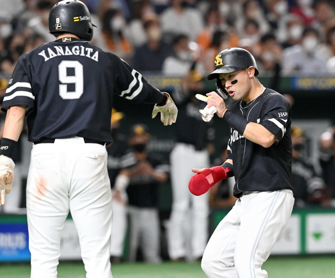 巨人対ソフトバンク　4回表ソフトバンク1死二、三塁、柳町達の2点適時打で生還する中村晃（撮影・たえ見朱実）