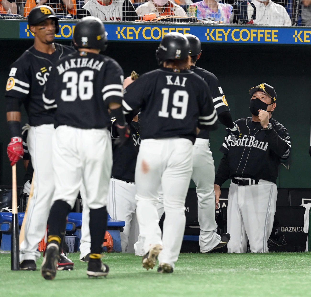 巨人対ソフトバンク　5回表ソフトバンク1死満塁、柳田の3点適時二塁打で生還した選手を出迎える藤本監督（撮影・たえ見朱実）