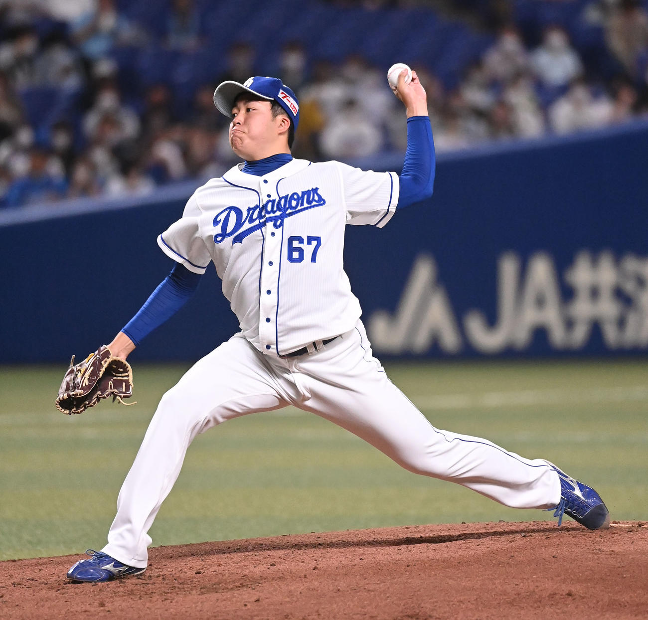 中日対楽天　力投する中日先発の上田（撮影・森本幸一）