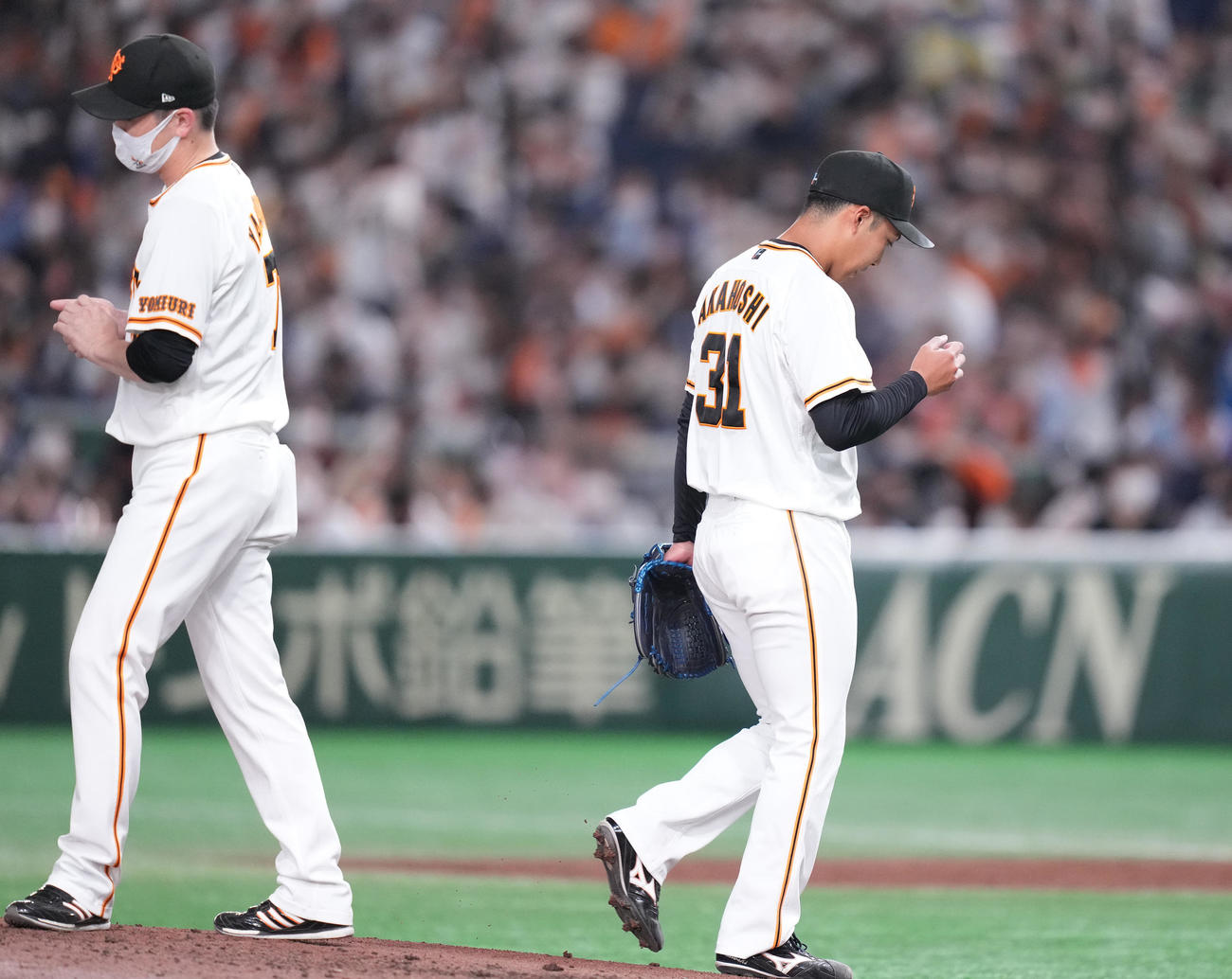 巨人対ソフトバンク　5回表途中で降板する巨人赤星（右）（撮影・鈴木みどり）