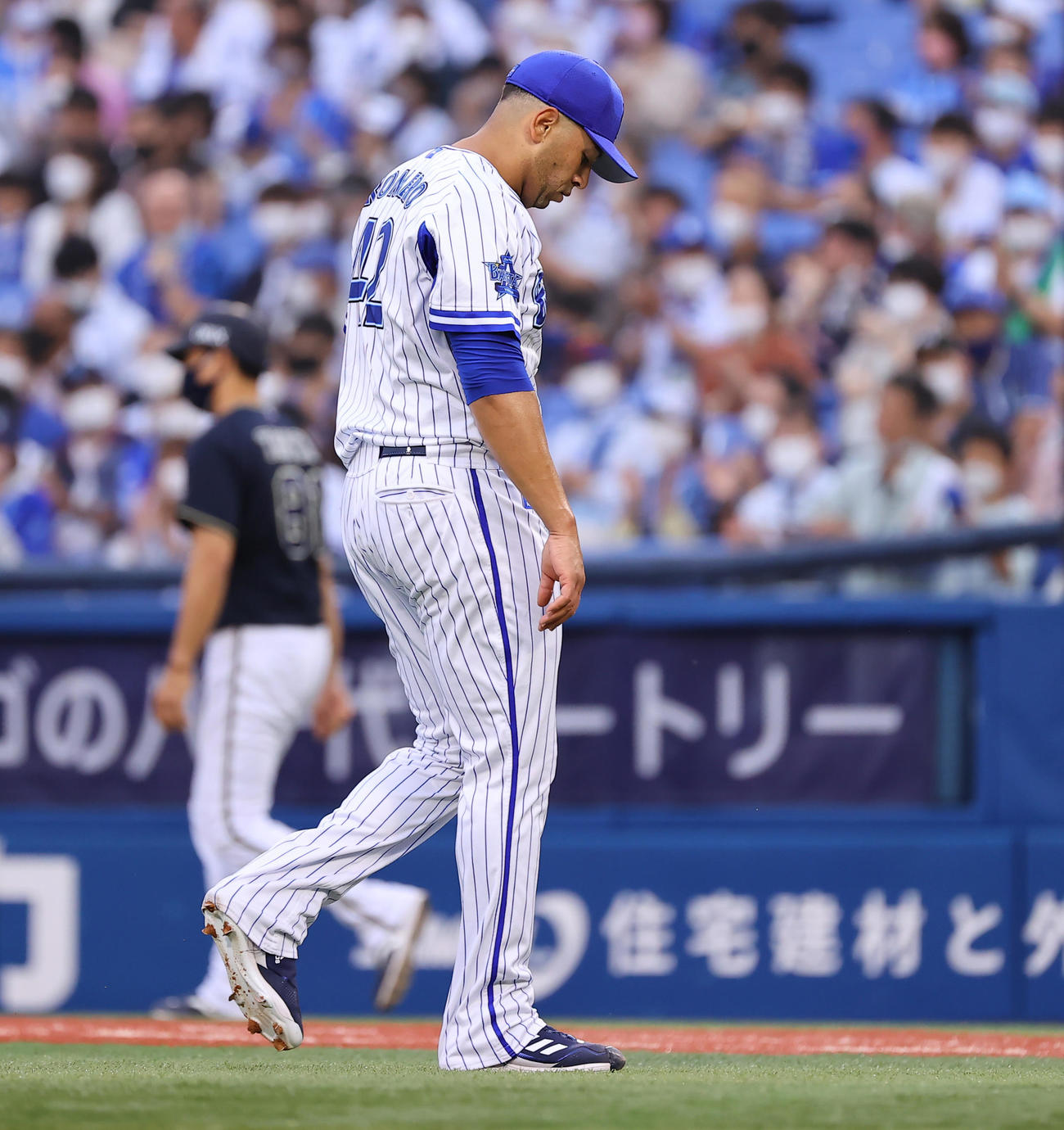 DeNA対オリックス　1回表の登板を終え先制を許したDeNA先発のロメロは肩を落とす（撮影・垰建太）