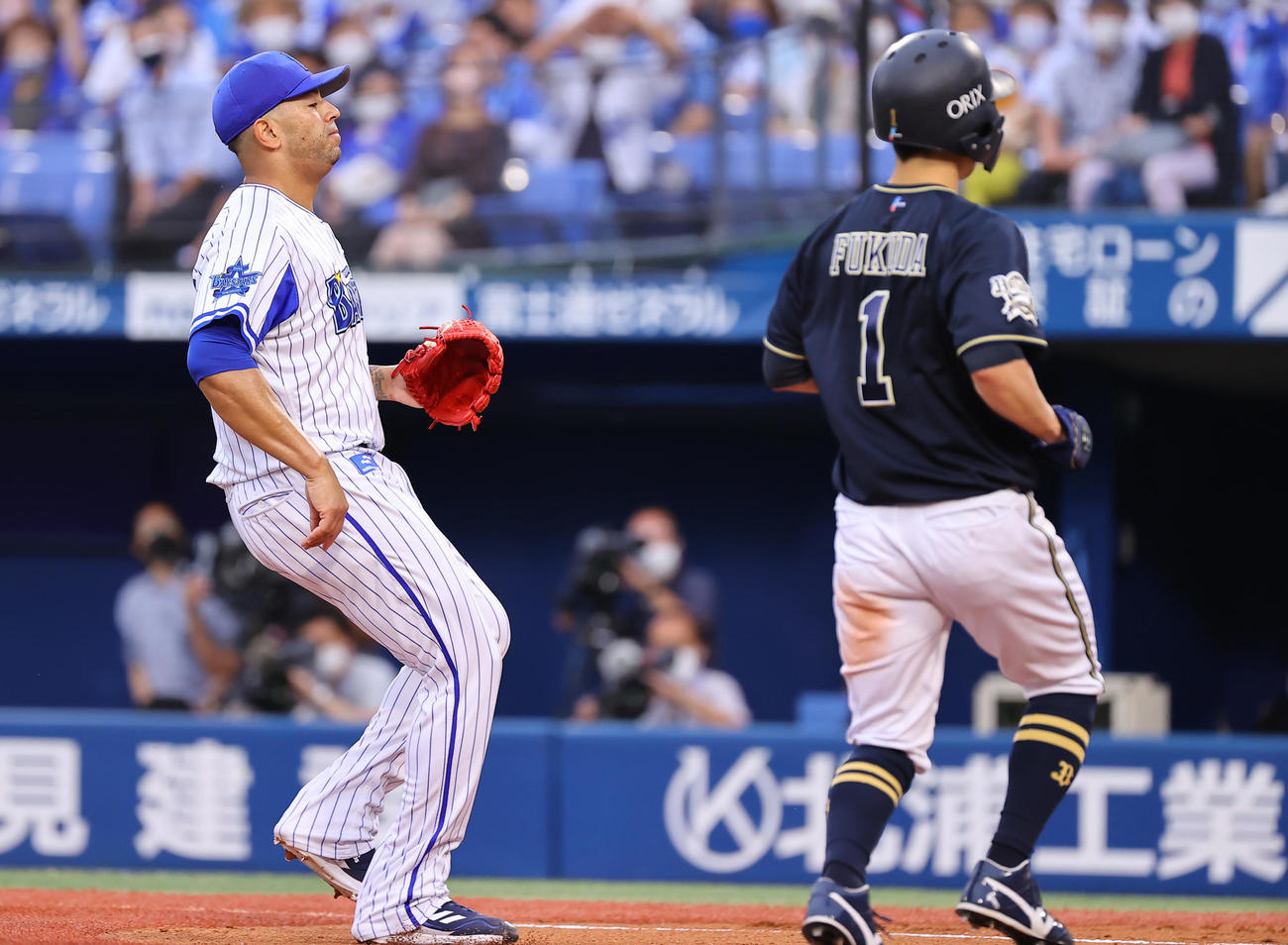 DeNA対オリックス　1回表オリックス2死満塁、打者頓宮の時、暴投で三走福田（右）に先制となる生還を許すロメロ（撮影・垰建太）