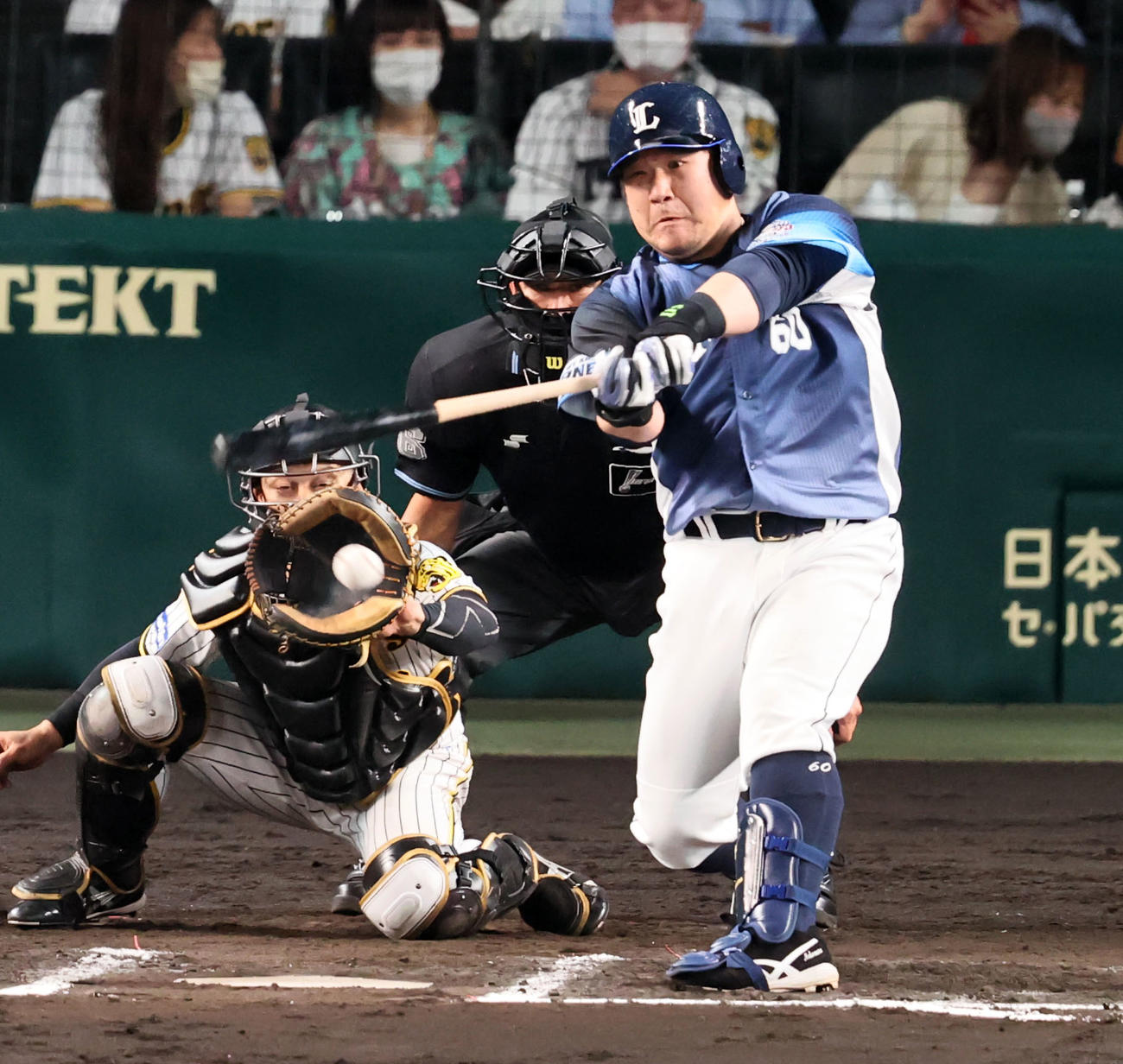 阪神対西武　6回表西武1死満塁、代打中村は左前適時打を放つ（撮影・加藤哉）