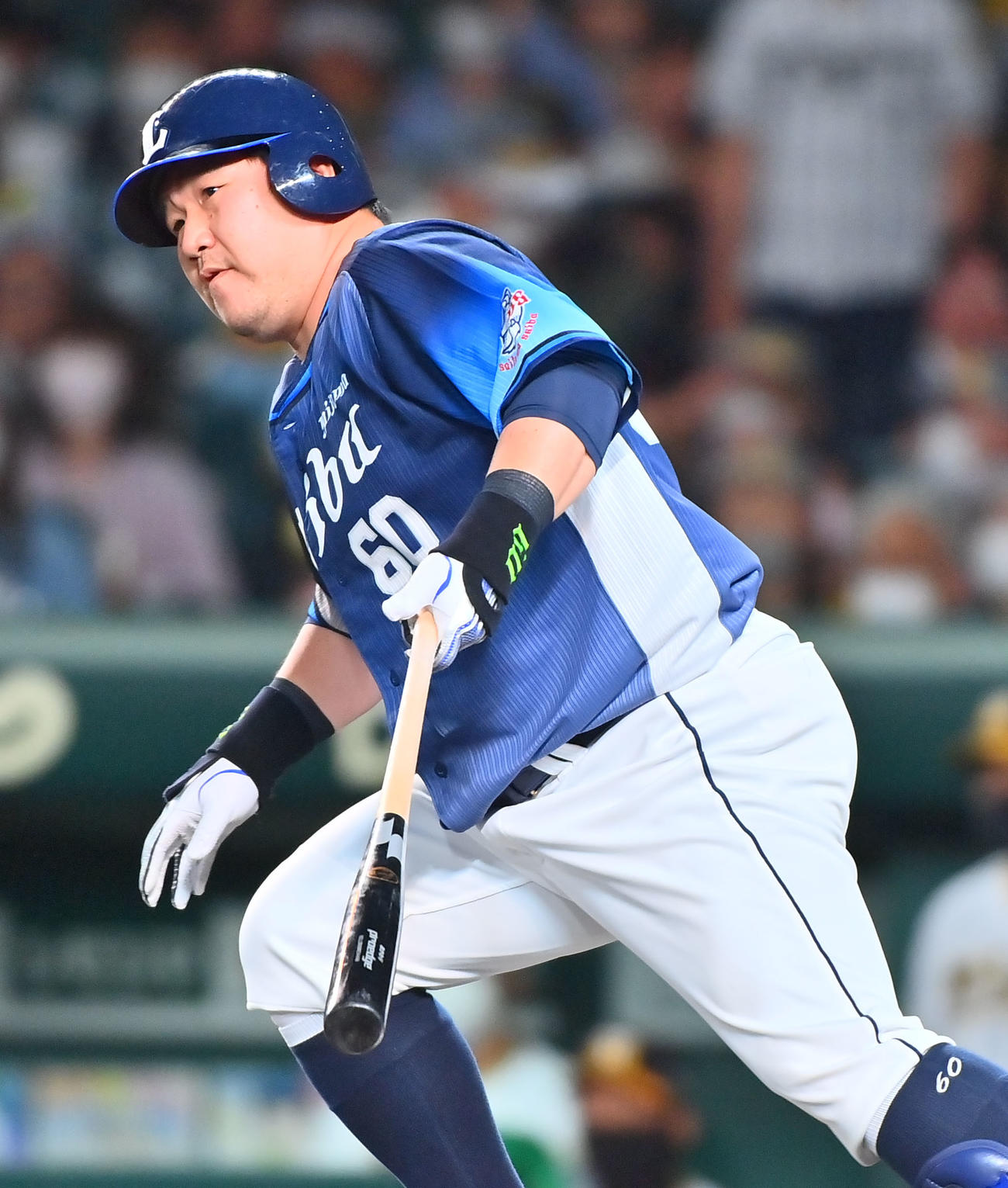 阪神対西武　6回表西武1死満塁、左前適時打を放つ中村（撮影・和賀正仁）