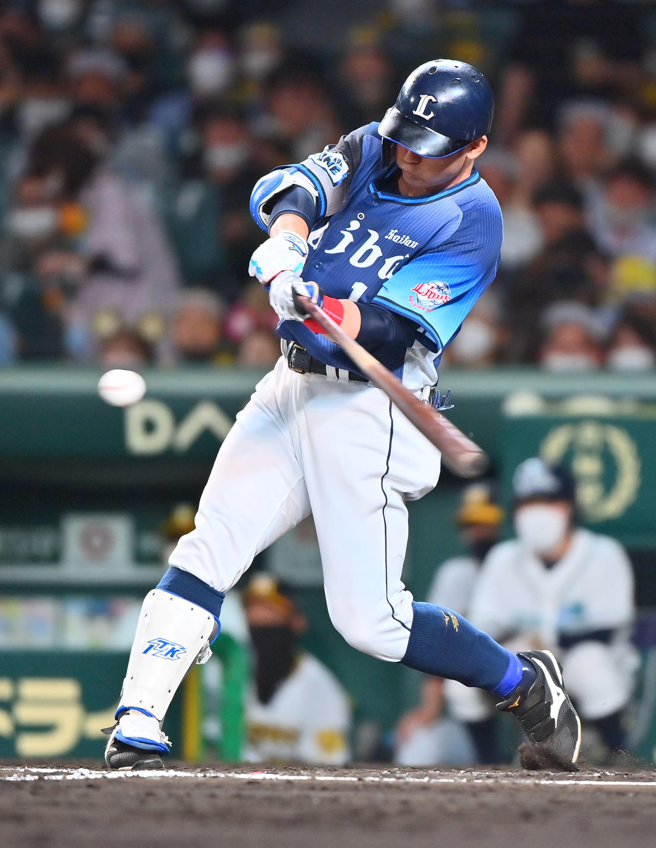 阪神対西武　6回表西武1死満塁、中前適時打を放つ栗山（撮影・和賀正仁）