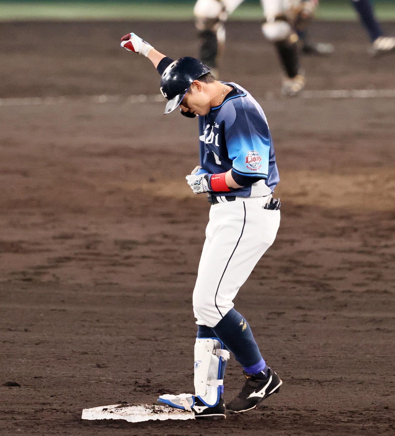 阪神対西武　6回表西武1死満塁、代打栗山は右越え適時二塁打を放ちガッツポーズを見せる（撮影・加藤哉）